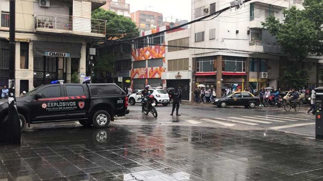 Los efectivos de Explosivos trabajan en el edificio del Cemar.&nbsp;
