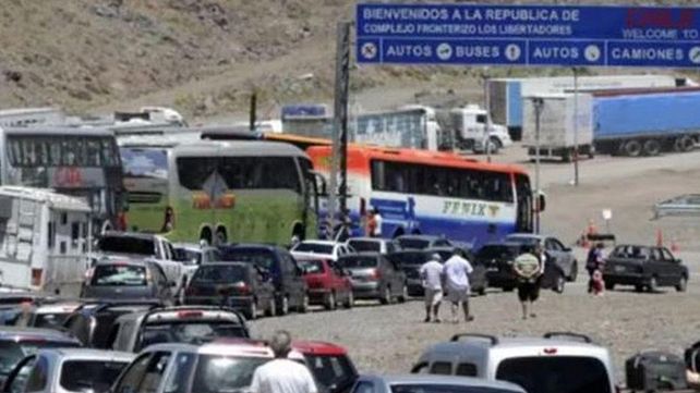 Esta semana Santa se vive un éxodo argentino hacia Chile. Los cruces de frontera se multiplican y los comercios abren a pesar del feriado