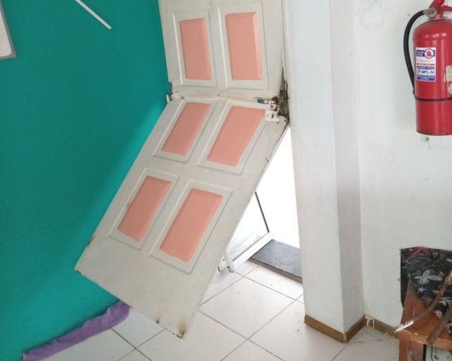 Los delincuentes destrozaron una de las puertas de la escuela de danzas.