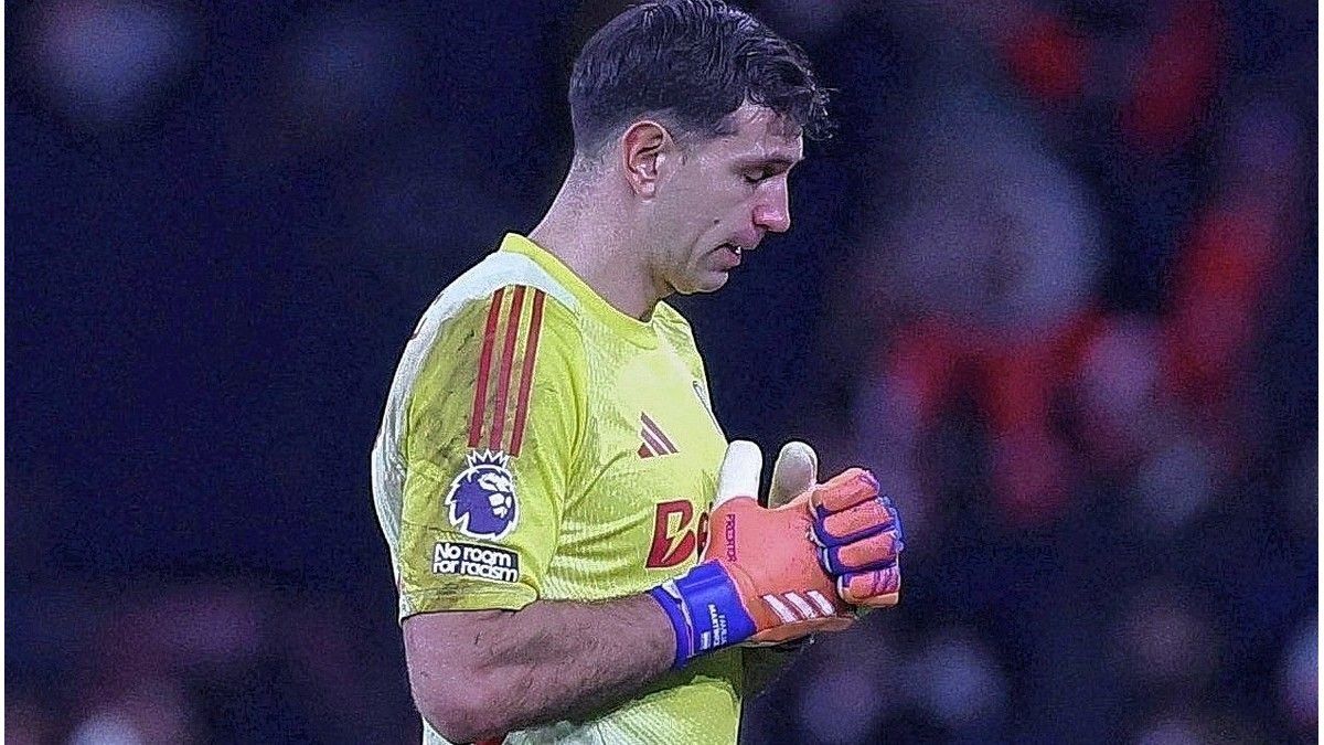 Dibu Martínez recibió tres goles en 27 minutos en la derrota de Aston Villa