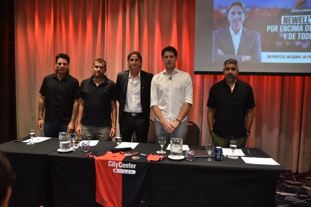 Roberto Battión, junto a Ariel Rosada, el Colo Re, Julián González y Esteban Amut.