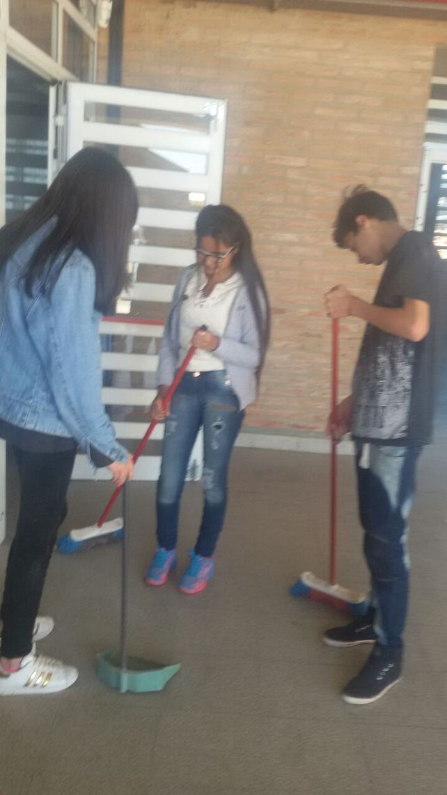 Cabaña Leiva: estudiantes secundarios ponen manos a la obra para embellecer su escuela