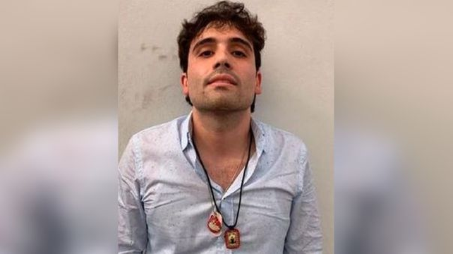 Ovidio Guzmán sonríe desafiante durante su temporánea detención en 2019. Sus hombres rodearon la estación de policía y bajo amenaza de  matar a todos lograron su libertad. La orden provino del presidente de México, Andrés López Obrador. 