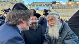 El presidente Javier Milei fue recibido por el rabino Shmuel Rabinowitz el visitar el Muro de los Lamentos.&nbsp; 
