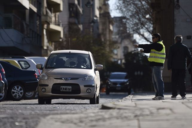 Fenómeno en ascenso. Autoridades estiman un aumento de cuidacoches en las calles debido a la crisis