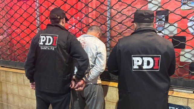 Cayó Dibu, uno de los 10 delincuentes prófugos más buscados por la Policía de Santa Fe Cayó Dibu, uno de los 10 delincuentes prófugos más buscados por la Policía de Santa Fe