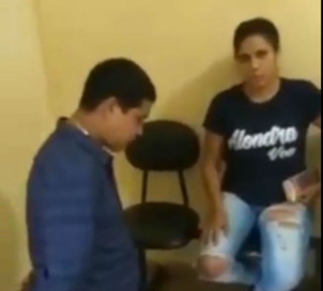 David Escobar le pidió casamiento a su novia en una comisaría.