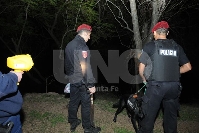 Perdonal de la división canes de la policía realizando la búsqueda.