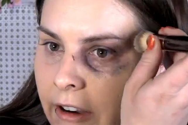 Increíble y aberrante: una mujer enseña en un video a taparse los golpes de su marido