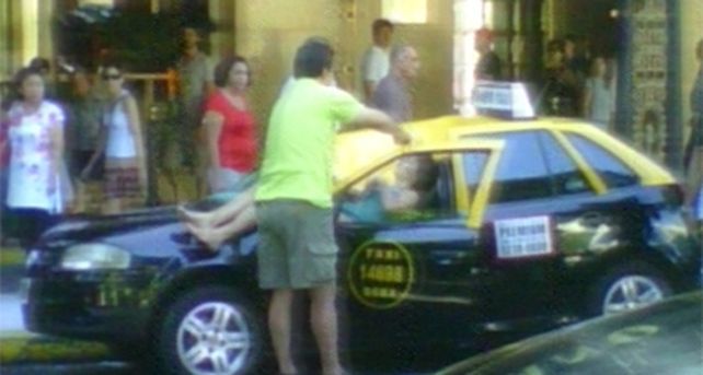 Sobrevivi&oacute; tras caer al vac&iacute;o desde el piso 23 de un hotel porte&ntilde;o sobre el techo de un taxi