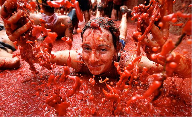 Miles de valencianos la pasaron pipa en la fiesta de la Tomatina
