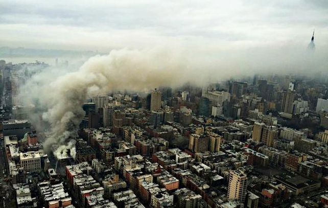 El humo del incendio pudo verse desde prácticamente todo Manhattan.