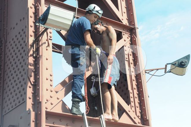 Un hombre estuvo varias horas sobre el pilote oeste del Puente Colgante