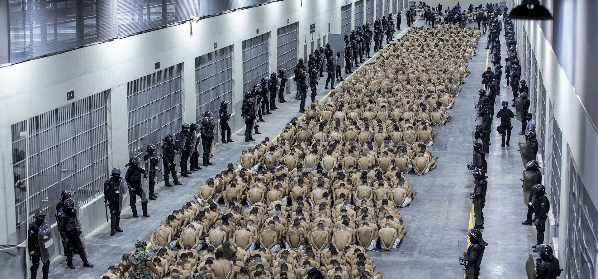 Presos identificados por las autoridades como pandilleros están sentados en el piso de la prisión del Centro de Confinamiento contra el Terrorismo en Tecoluca, El Salvador. Candidatos para ser el próximo presidente de Guatemala siguen el ejemplo del presidente salvadoreño Nayib Bukele y prometen a sus votantes que construirán megaprisiones y someterán a las bandas criminales. (Oficina de prensa de la presidencia de El Salvador vía AP, Archivo) Presos identificados por las autoridades como pandilleros están sentados en el piso de la prisión del Centro de Confinamiento contra el Terrorismo en Tecoluca, El Salvador. Candidatos para ser el próximo presidente de Guatemala siguen el ejemplo del presidente salvadoreño Nayib Bukele y prometen a sus votantes que construirán megaprisiones y someterán a las bandas criminales. (Oficina de prensa de la presidencia de El Salvador vía AP, Archivo)