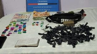 Marihuana y cocaína fraccionada para la venta al menudeo, parte de las sustancias secuestradas al florista de oliveros.&nbsp;