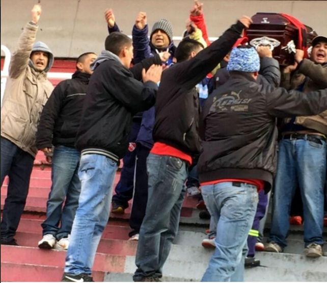 El día que yo me muera. Una veintena de barrabravas subieron con el féretro hasta la tribuna y pisaron la cancha.