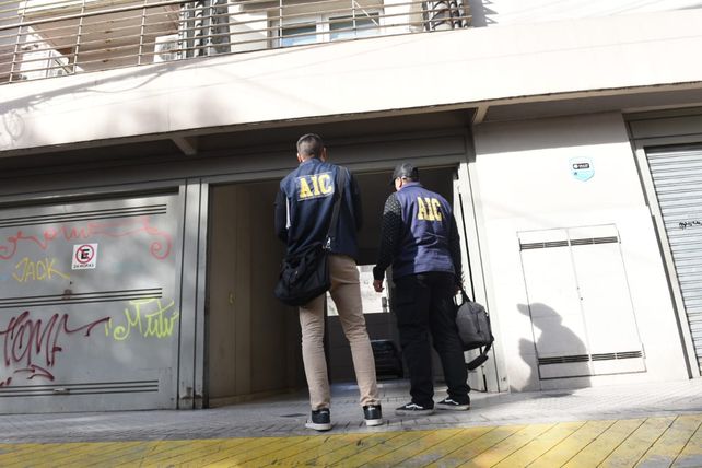 Efectivos de la Agencia de Investigación Criminal en el edificio de Buenos Aires al 1500.