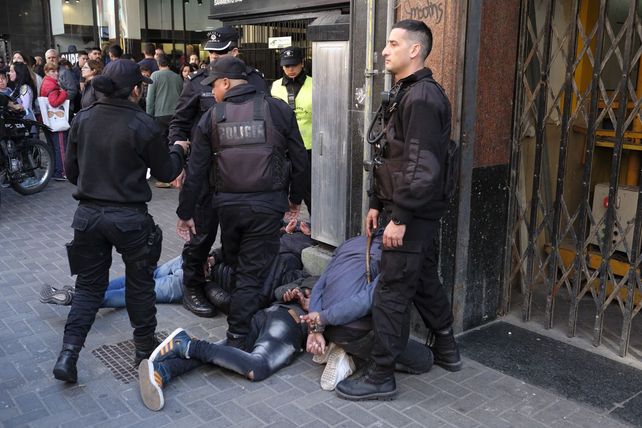 Rosario: roban un celular en pleno centro y les dan una feroz golpiza