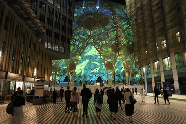 El espectacular edificio construido especialmente en Dubai para la COP28 luce a&uacute;n m&aacute;s de noche.