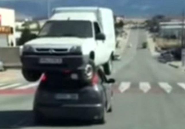 La policía busca a temerario transportista que llevó un utilitario en el techo de su auto
