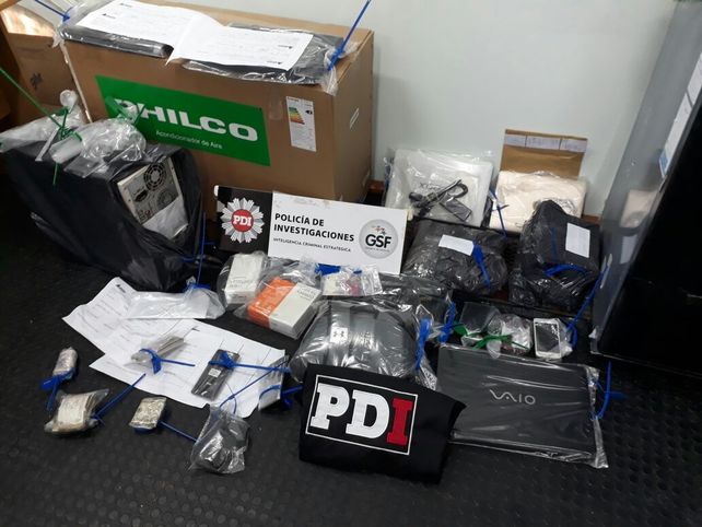 El desbarate. Cuando los pesquisas allanaron la vivienda de Las Heras al 8900 encontraron múltiples productos que iban a ser vendidos.&nbsp;
