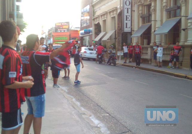 Banderazo de apoyo al #PatrónDelAscenso antes de la semifinal