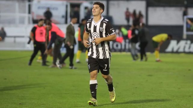 Luciano Cingolani hizo un golazo ante Defensa y Justicia. El ex-Newells le dio la victoria al Gimnasia mendocino.