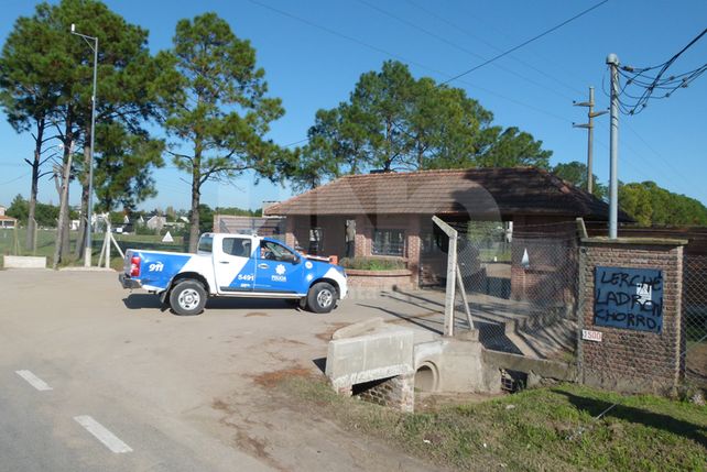 Presencia. De un patrullero policial en el acceso este del club de campo El Paso