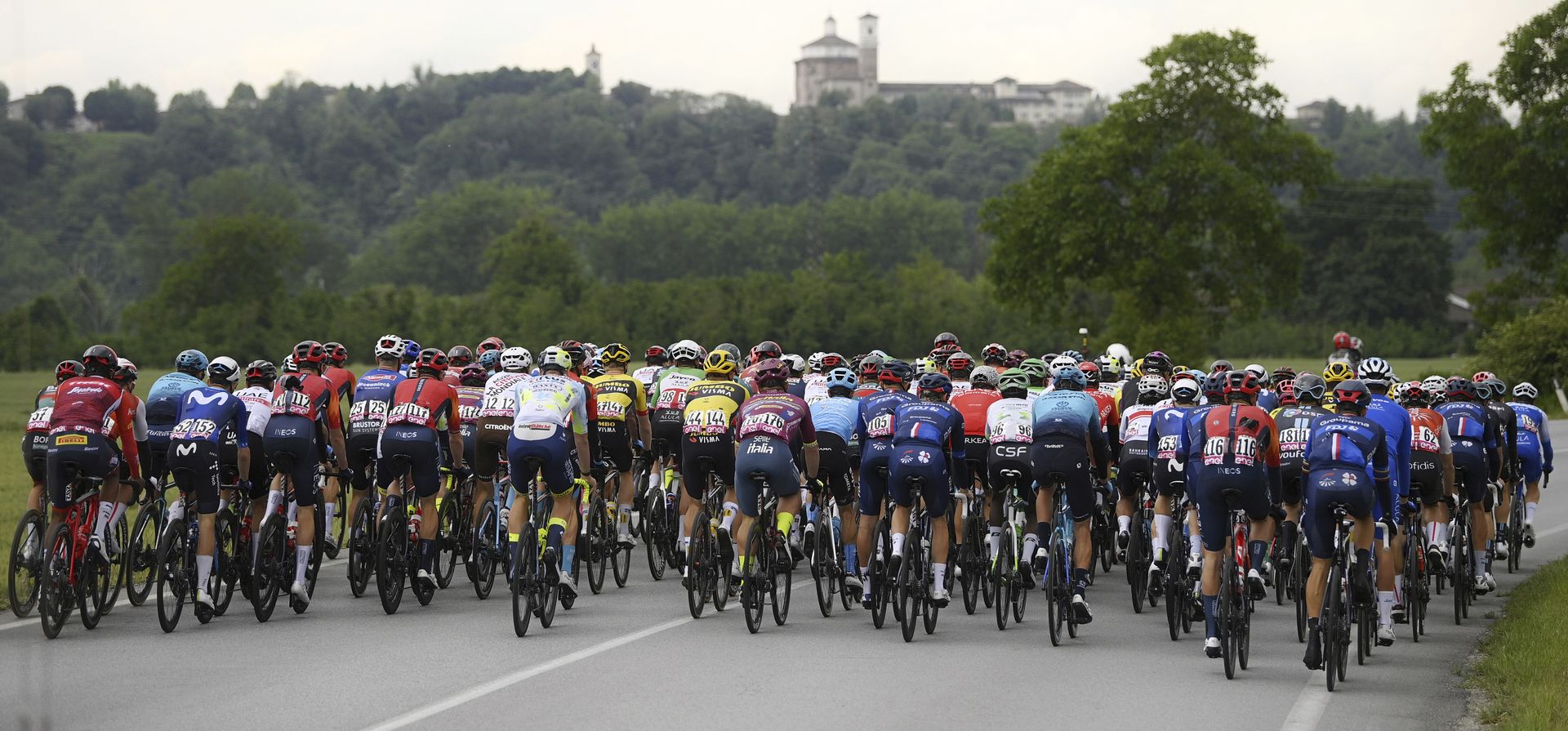 Ciclistas pedalean durante la 12ª etapa del Giro D