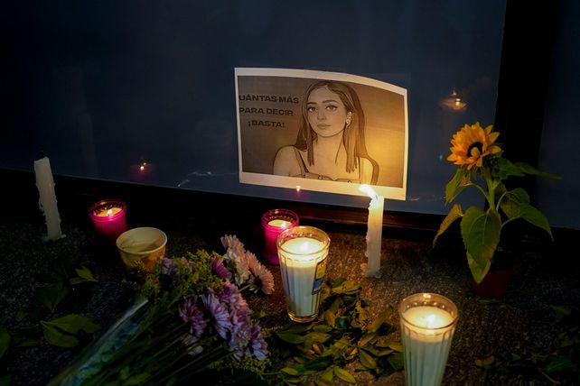 Velas y flores acompañan la imagen de Debanhi Escobar