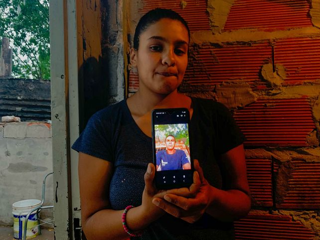 Alejandro Román en una foto que Aylen, su compañera, lleva guardada en su celular. Lo mataron de dos balazos calibre 11.25.