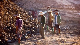 Una montaña sepultó a 97 mineros del jade en Birmania