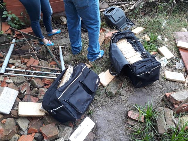 Bº Nueva Pompeya: incautaron 50 ladrillos de marihuana y dos armas