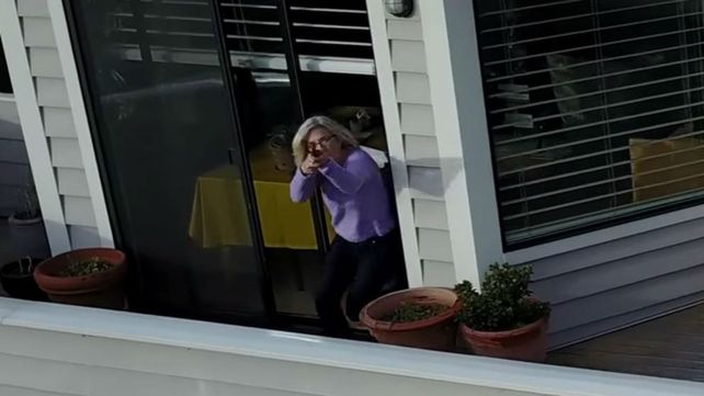 Una mujer descubrió que un drone la espiaba, salió a la terraza y le disparó con un rifle