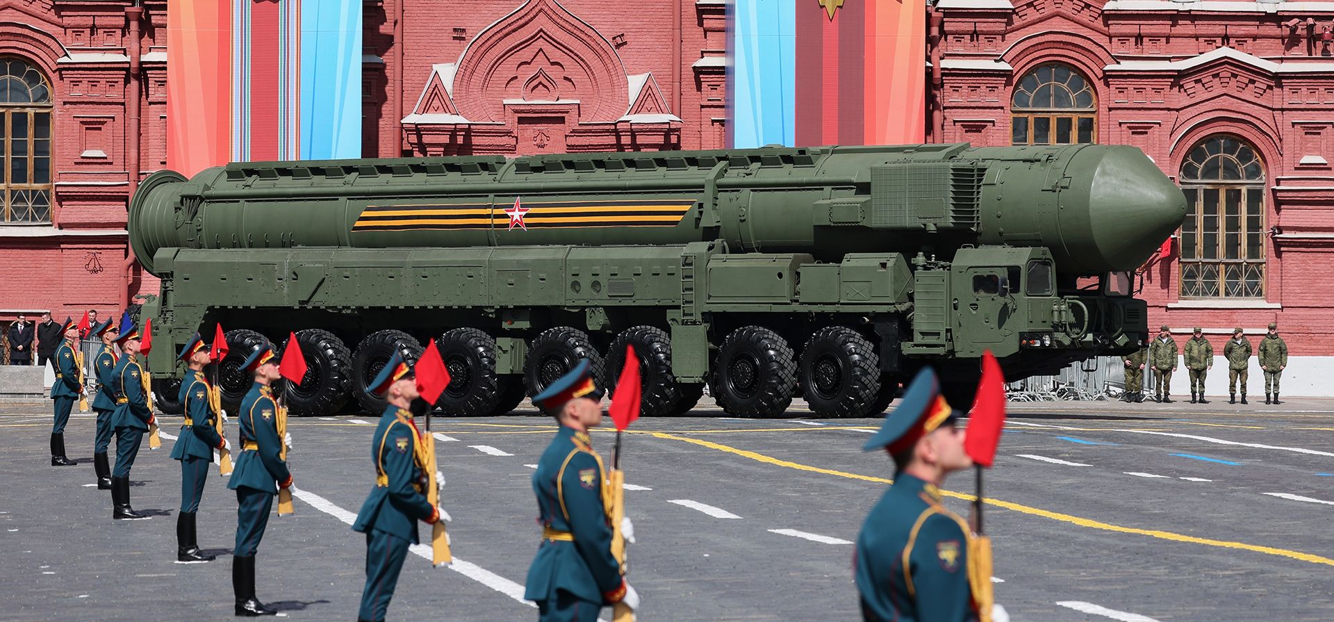 Misiles balísticos rusos RS-24 Yars se mueven en la Plaza Roja durante el desfile militar del Día de la Victoria en Moscú, Rusia, el martes 9 de mayo de 2023, que marca el 78º aniversario del final de la Segunda Guerra Mundial. (Gavriil Grigorov, Sputnik, Kremlin Pool Photo vía AP