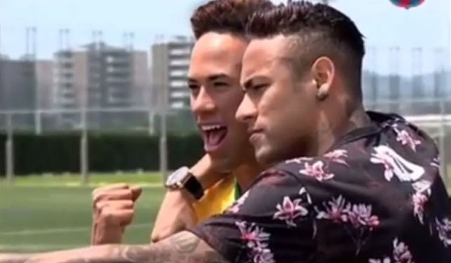 Neymar encontró a su doble y no dudó en hacerse una selfie