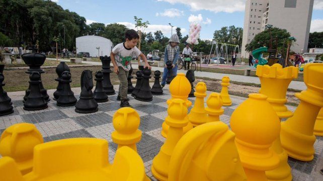 Entre laberintos y lecturas, la plaza Borges redefine un sector de la ciudad
