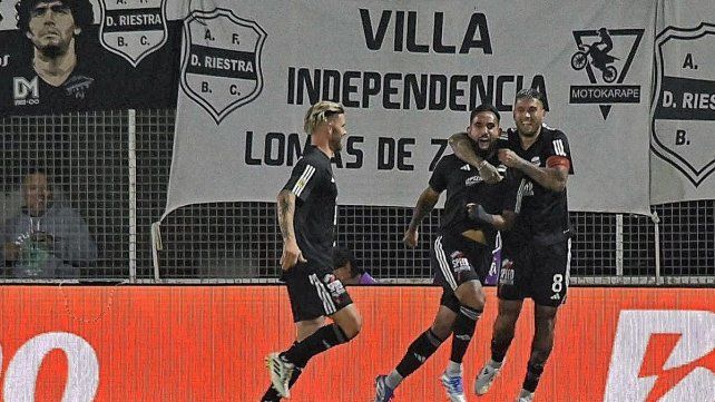 Deportivo Riestra venció a Instituto 1-0 y es el primer clasificado a los playoffs.