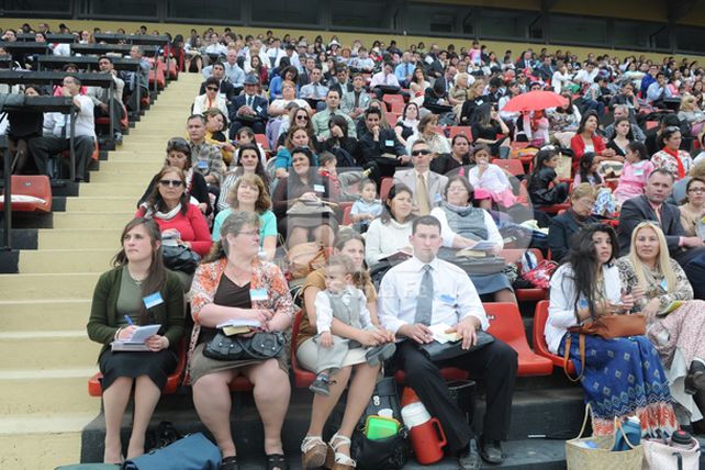 Asamblea de Testigos de Jehová congrega a más de 8.000 personas