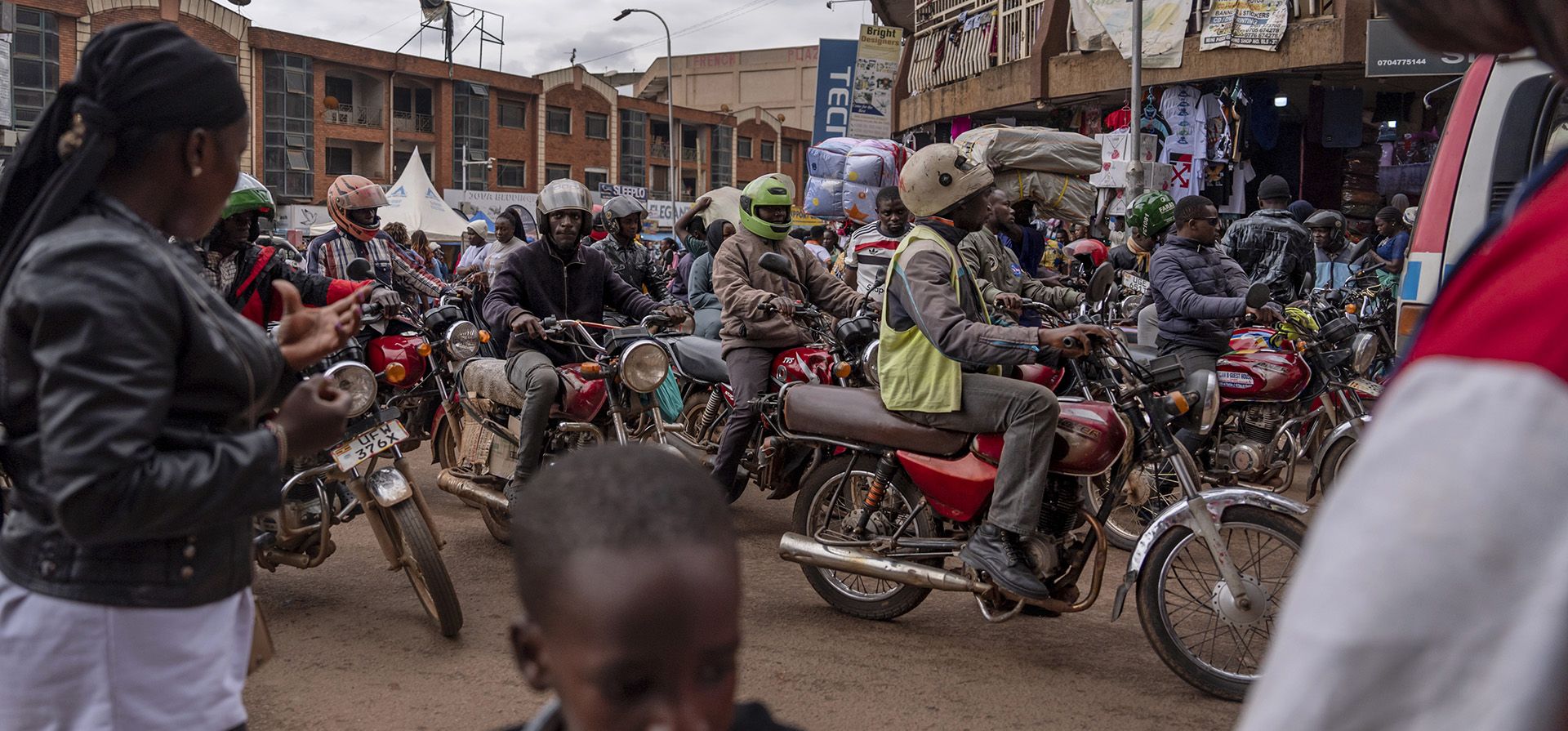 Motociclistas abarrotan una concurrida calle comercial, en Kampala, Uganda, hogar de una de las poblaciones más jóvenes del mundo, donde la mitad de sus habitantes son menores de 18 años. (Foto AP/David Goldman) Motociclistas abarrotan una concurrida calle comercial, en Kampala, Uganda, hogar de una de las poblaciones más jóvenes del mundo, donde la mitad de sus habitantes son menores de 18 años. (Foto AP/David Goldman)