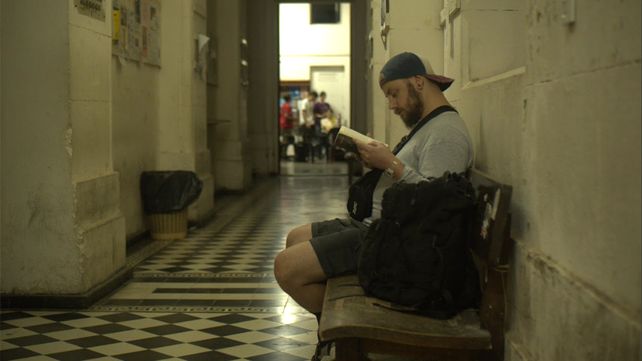 Una noche de toma en Humanidades: charlas, mate, bolsas de dormir y juegos de cartas