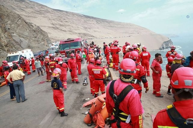 socorristas. El vehículo cayó hasta una playa de la costa