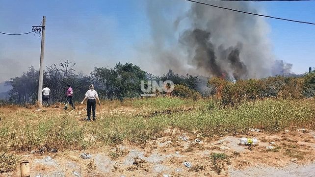 Grandes esfuerzos para combatir el fuego que se desató a la vera de la ruta nacional 168.