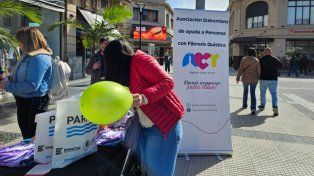 En el marco del día de la Fibrosis Quística, la asociación Alguien como Yo hizo una volanteada en Paraná para concientizar y pedir adhesión a la ley nacional