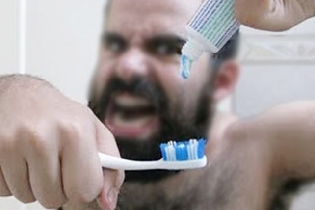 Demandó a marca de pasta dental porque no conquistó mujeres como prometían