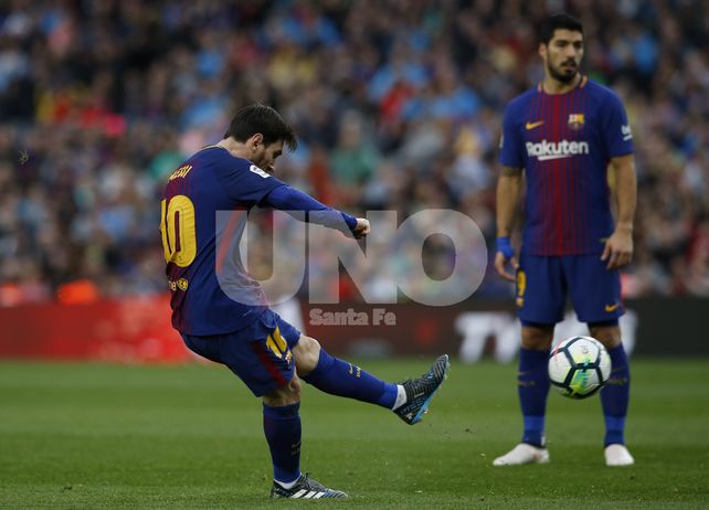 Con un gol de tiro libre de Messi, Barcelona va rumbo a un nuevo título