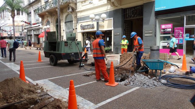 ASSA está renovando las conexiones de agua potable en la Peatonal