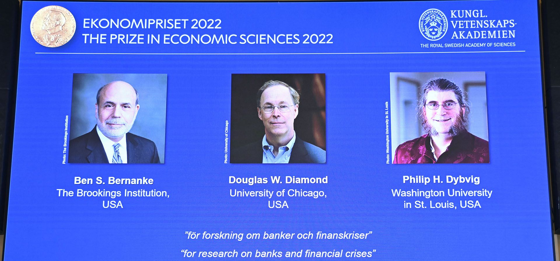 Desde la izquierda en la pantalla, Ben S. Bernanke, Douglas W. Diamond y Philip H. Dybvig recibieron el Premio Nobel de Ciencias Económicas de 2022, durante una conferencia de prensa en la Real Academia Sueca de Ciencias en Estocolmo, Suecia. Lunes, 10 de octubre de 2022.