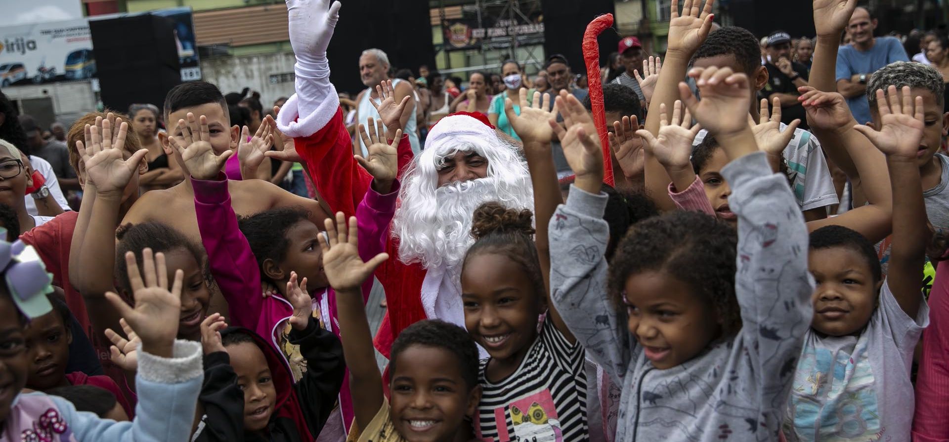 Leonan Pereira da Silva interpreta el papel de Black Santa mientras posa para una foto con niños durante un evento de donación de alimentos para los residentes de la favela Vila Cruzeiro en Río de Janeiro, Brasil. Black Santa es presentado a los niños como un personaje navideño que refleja mejor su realidad cultural en un barrio donde la gran mayoría de vecinos son personas de color. Foto: AP