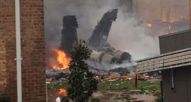 Un avi&oacute;n militar se estrell&oacute; en Estados Unidos contra un complejo de viviendas